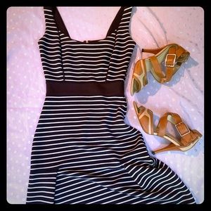 🌸 Striped navy & white French Connection midi dress